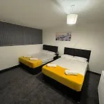 Holiday home Contractors, Groups 4xbedrooms 5xdouble Beds, Close To Free Parking Sleeps X 10 Wifi ,netflix,lgi Check Reviwz *