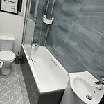 Holiday home Contractors, Groups 4xbedrooms 5xdouble Beds, Close To Free Parking Sleeps X 10 Wifi ,netflix,lgi Check Reviwz