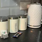 Contractors, Groups 4xbedrooms 5xdouble Beds, Close To Free Parking Sleeps X 10 Wifi ,netflix,lgi Check Reviwz Holiday home Leeds (West Yorkshire)