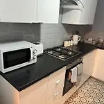 Contractors, Groups 4xbedrooms 5xdouble Beds, Close To Free Parking Sleeps X 10 Wifi ,netflix,lgi Check Reviwz Leeds (West Yorkshire)