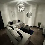 Contractors, Groups 4xbedrooms 5xdouble Beds, Close To Free Parking Sleeps X 10 Wifi ,netflix,lgi Check Reviwz Holiday home Leeds (West Yorkshire)