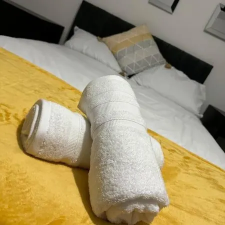 Contractors, Groups 4xbedrooms 5xdouble Beds, Close To Free Parking Sleeps X 10 Wifi ,netflix,lgi Check Reviwz Prázdninový dům