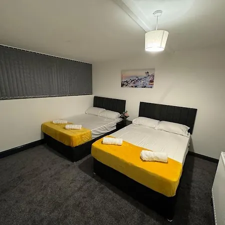 Prázdninový dům Contractors, Groups 4xbedrooms 5xdouble Beds, Close To Free Parking Sleeps X 10 Wifi ,netflix,lgi Check Reviwz *