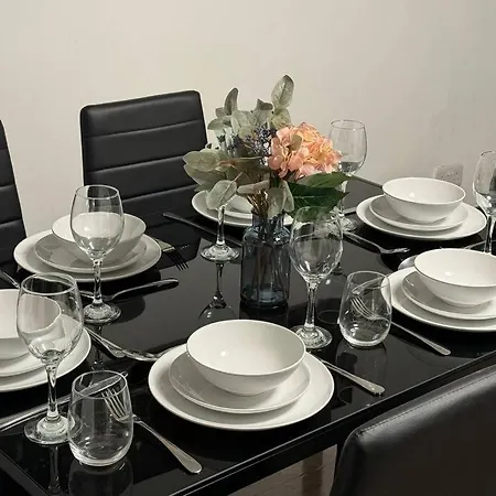 Contractors, Groups 4xbedrooms 5xdouble Beds, Close To Free Parking Sleeps X 10 Wifi ,netflix,lgi Check Reviwz