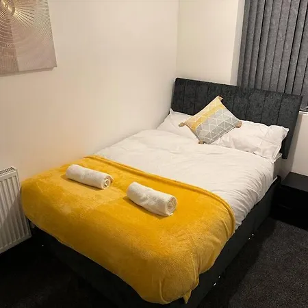 Contractors, Groups 4xbedrooms 5xdouble Beds, Close To Free Parking Sleeps X 10 Wifi ,netflix,lgi Check Reviwz Leeds (West Yorkshire)