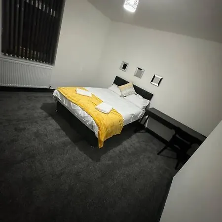 Contractors, Groups 4xbedrooms 5xdouble Beds, Close To Free Parking Sleeps X 10 Wifi ,netflix,lgi Check Reviwz Prázdninový dům