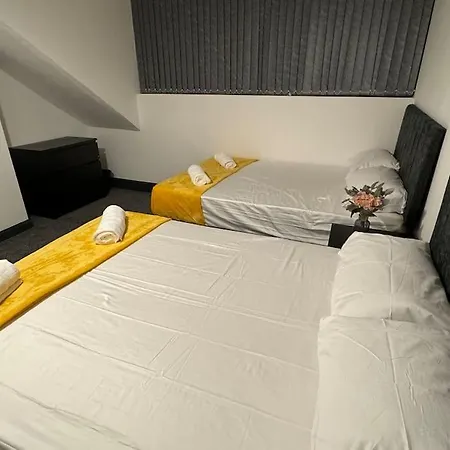 Contractors, Groups 4xbedrooms 5xdouble Beds, Close To Free Parking Sleeps X 10 Wifi ,netflix,lgi Check Reviwz *