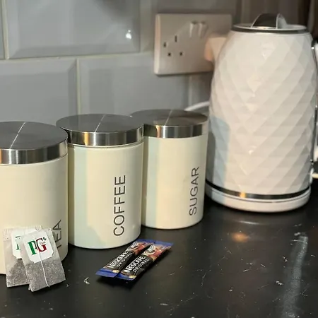 Contractors, Groups 4xbedrooms 5xdouble Beds, Close To Free Parking Sleeps X 10 Wifi ,netflix,lgi Check Reviwz Semesterbostad Leeds (West Yorkshire)