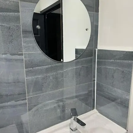 Contractors, Groups 4xbedrooms 5xdouble Beds, Close To Free Parking Sleeps X 10 Wifi ,netflix,lgi Check Reviwz Semesterbostad