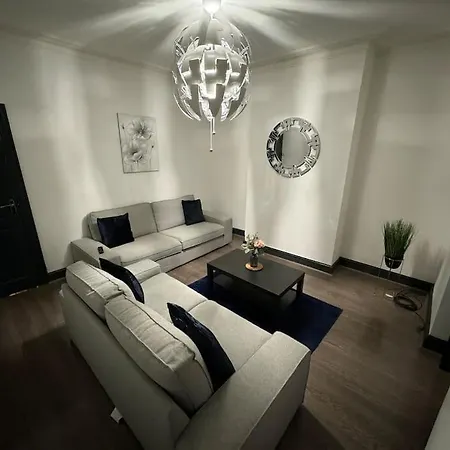 Contractors, Groups 4xbedrooms 5xdouble Beds, Close To Free Parking Sleeps X 10 Wifi ,netflix,lgi Check Reviwz Semesterbostad Leeds (West Yorkshire)