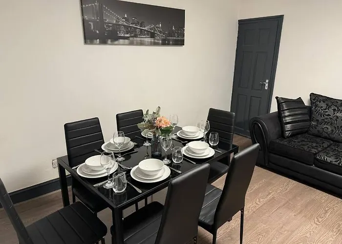 Semesterbostad Contractors, Groups 4xbedrooms 5xdouble Beds, Close To Free Parking Sleeps X 10 Wifi ,netflix,lgi Check Reviwz Leeds (West Yorkshire)