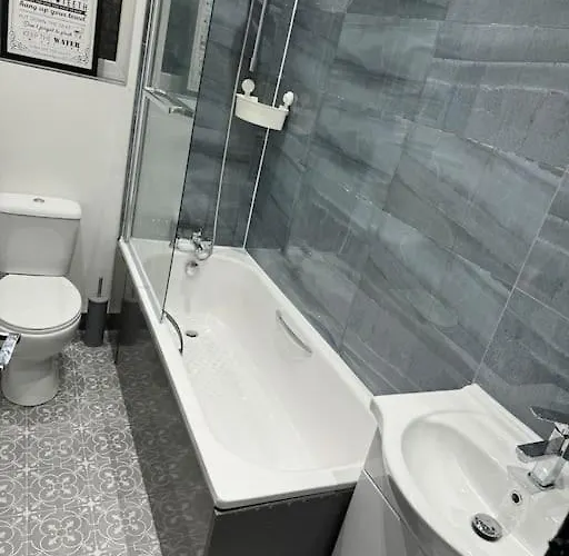 Tatil Evi Contractors, Groups 4xbedrooms 5xdouble Beds, Close To Free Parking Sleeps X 10 Wifi ,netflix,lgi Check Reviwz