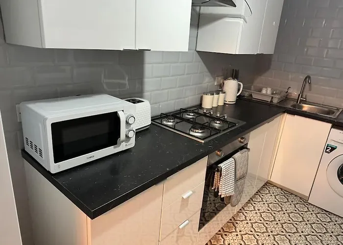 Contractors, Groups 4xbedrooms 5xdouble Beds, Close To Free Parking Sleeps X 10 Wifi ,netflix,lgi Check Reviwz Leeds (West Yorkshire)