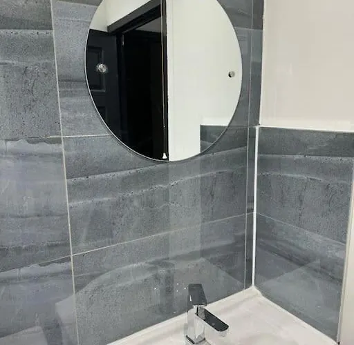 Contractors, Groups 4xbedrooms 5xdouble Beds, Close To Free Parking Sleeps X 10 Wifi ,netflix,lgi Check Reviwz Semesterbostad