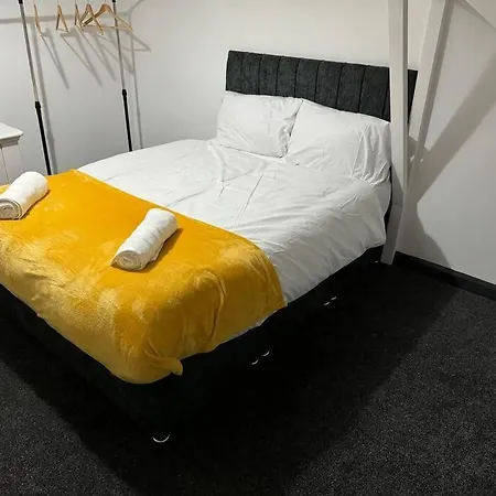 Contractors, Groups 4xbedrooms 5xdouble Beds, Close To Free Parking Sleeps X 10 Wifi ,netflix,lgi Check Reviwz Casa de Férias *