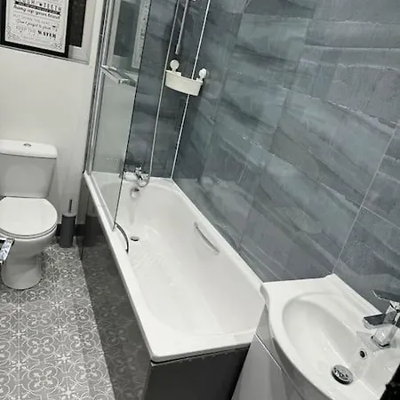 Casa de Férias Contractors, Groups 4xbedrooms 5xdouble Beds, Close To Free Parking Sleeps X 10 Wifi ,netflix,lgi Check Reviwz